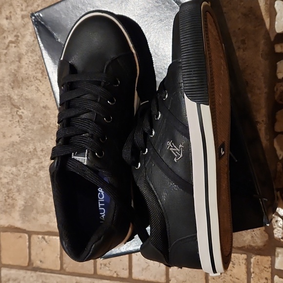 Brand New! Nautica youth sneakers US 4 - Picture 3 of 10